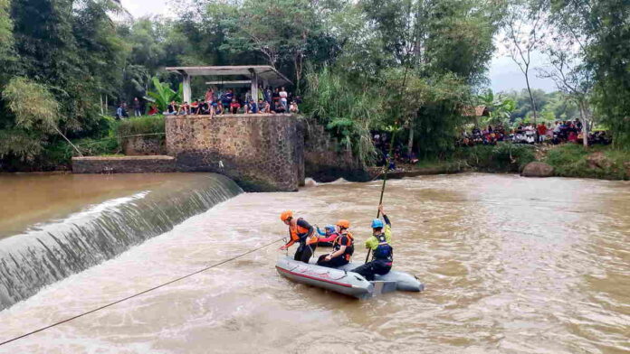 Seorang Pemuda Tenggelam Saat Ambil Bola Voli di Sungai Cikidang Tasikmalaya