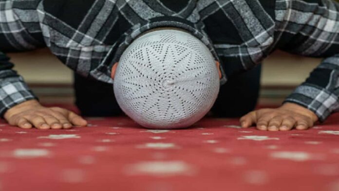 Sholat Unsi Qobri, Makna, Tata Cara, dan Keutamaan bagi Jenazah