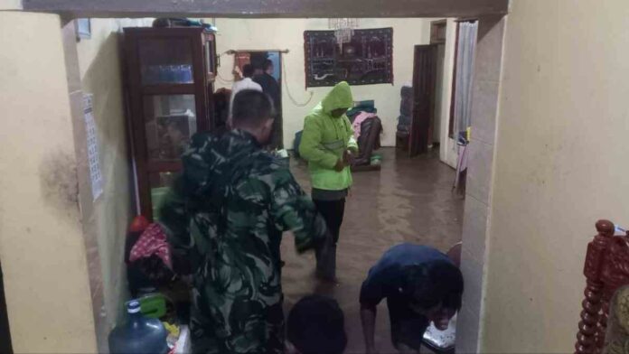 Sungai Meluap Usai Hujan Deras, Rumah Warga Cibatu Garut Terendam Banjir