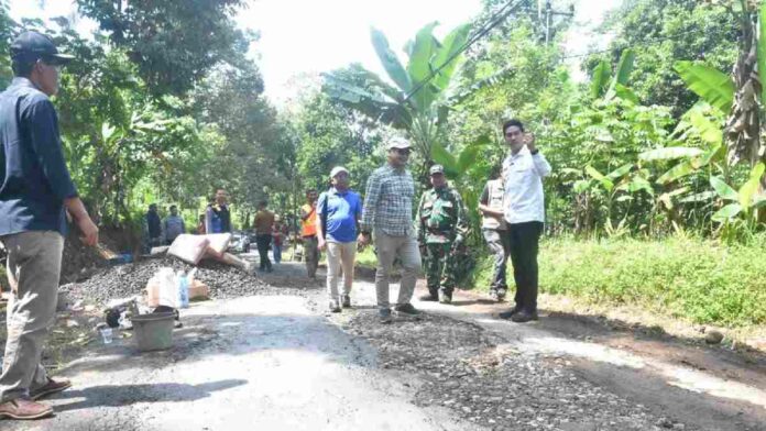 Tanggapi Keluhan Warga, Wabup Sumedang Tinjau Langsung Jalan Rusak di Tanjungmedar