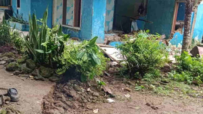 5 Rumah Warga di Tasikmalaya Terdampak Pergerakan Tanah, Penghuni Terpaksa Mengungsi Demi Keselamatan.