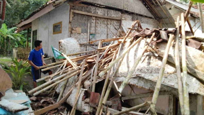Tidak Ada Hujan dan Angin, Dapur Rumah Warga di Kota Banjar Ambruk Rata dengan Tanah