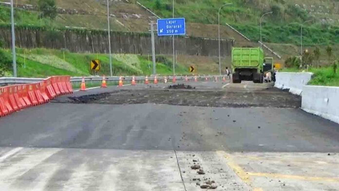 Pergerakan Tanah Ancam Tol Cisumdawu Sumedang, Lajur Kendaraan Dipersempit dan Pengguna Diminta Waspada