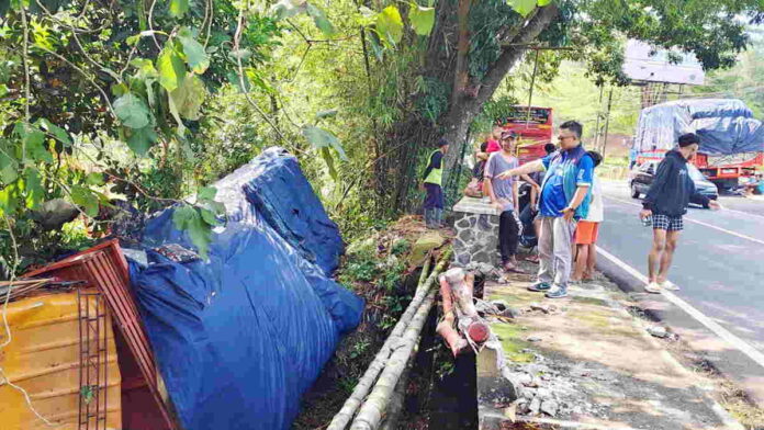 Truk Alami Kecelakaan Tunggal Masuk ke Selokan di Karangkamulyan Ciamis