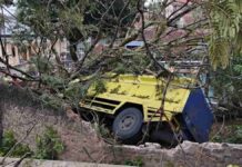 Truk di Garut hantam rumah dan pohon sampai rungkad