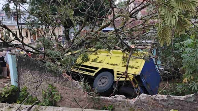 Truk di Garut hantam rumah dan pohon sampai rungkad