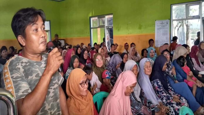 Warga Desa Paledah Pangandaran