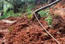 Longsor Tutup Jalan di Cipaku
