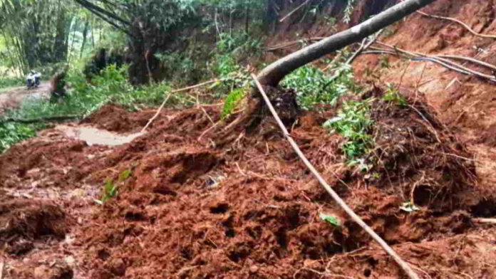 Longsor Tutup Jalan di Cipaku