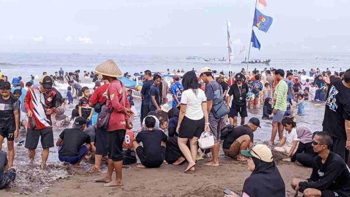 Wisatawan Serbu Objek Wisata di Pangandaran, Masih Jadi Primadona Libur Panjang Waisak
