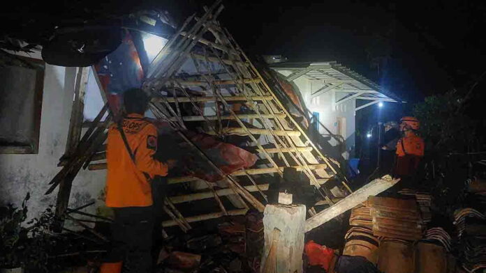 Hujan Deras Terjang Ciamis, Sebabkan Atap Rumah Warga Ambruk dan Pohon Tumbang 