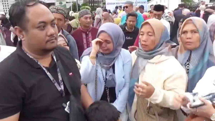 Suasana Haru Iringi Keberangkatan Jamaah Haji Sumedang Gelombang Pertama