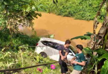 Diduga Oleng, Sebuah Mobil di Kota Banjar Terjun ke Saluran Irigasi, Satu Orang Terluka