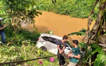 Diduga Oleng, Sebuah Mobil di Kota Banjar Terjun ke Saluran Irigasi, Satu Orang Terluka