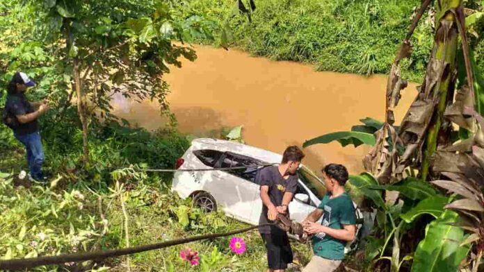 Diduga Oleng, Sebuah Mobil di Kota Banjar Terjun ke Saluran Irigasi, Satu Orang Terluka