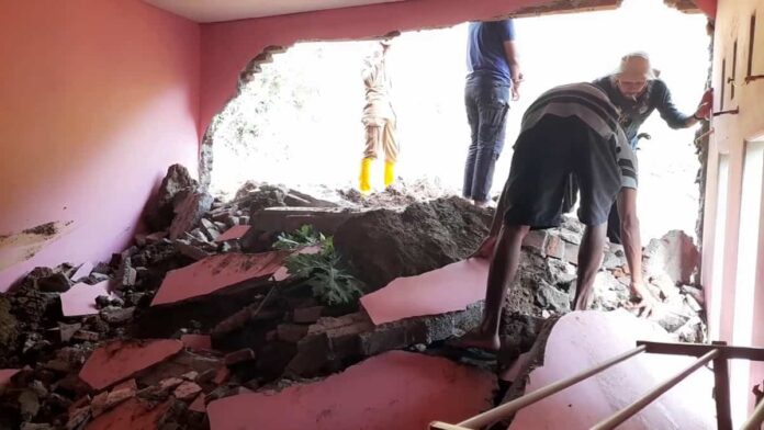 Rumah Warga Sinartanjung Kota Banjar Jebol Tertimpa Longsor