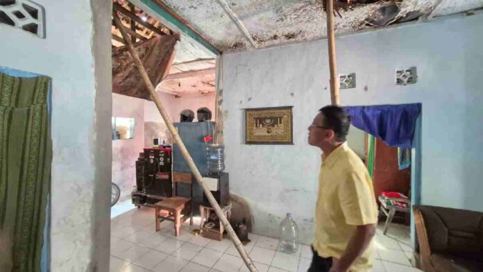 Aksi Nyata Bupati Ciamis, Bantu Rumah Warga Hingga Tinjau Rumah Terdampak Longsor di Hari Libur