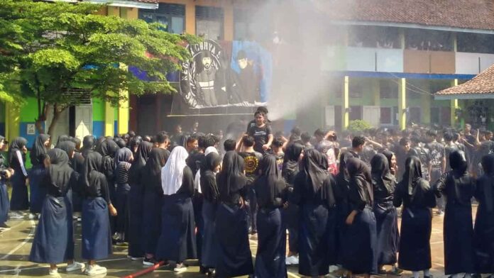 Cara Unik Siswa di Kota Banjar, Rayakan Kelulusan Dengan Guyuran Air Damkar 