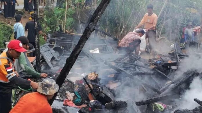 Kebakaran hanguskan dua rumah dan satu motor di Tasikmalaya