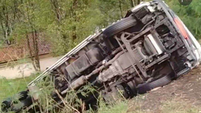 Kecelakaan Tunggal, Truk Pengangkut Barang Kelontongan Terjun ke Jurang di Tanjakan Curam Kadipaten Tasikmalaya