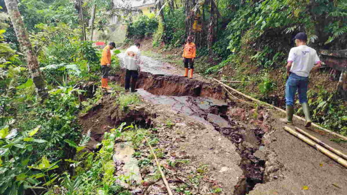 Longsor Putus Jalan Antar Dusun di Ciamis, Dua Pengendara Motor Jadi Korban