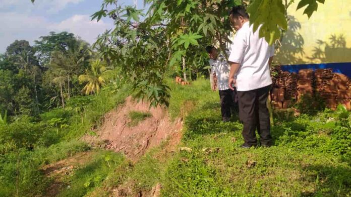 Longsor ancam sejumlah fasilitas umum di Pamarican Ciamis
