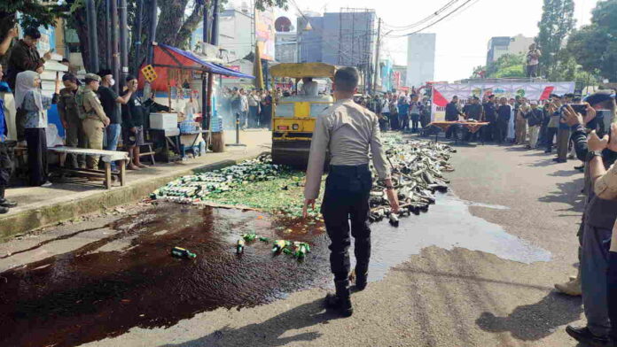 Pemusnahan Ribuan Botol Miras dan Knalpot Bising, Kapolres Tasikmalaya Kota Ketiga di Tahun 2025