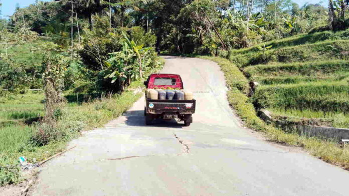 Pengguna Jalan Keluhkan Retakan di Jalan Raya Cibatu-Gunung Kelir Pangandaran, Bupati Citra Turun Langsung