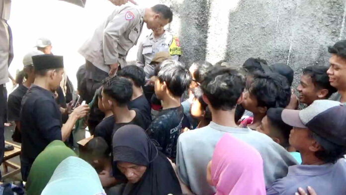 Ribuan Warga di Sumedang Berdesakan Antre Saat Pembagian Daging Kurban