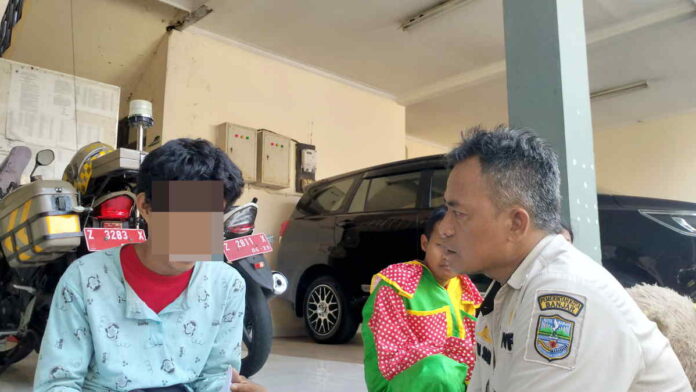 Satu Pengemis Berkostum Badut yang Satpol PP Kota Banjar Amankan Tidak Bisa Baca Tulis