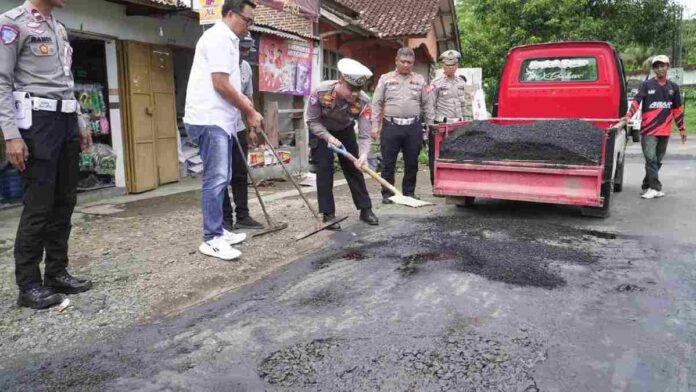 Sering Dikeluhkan Warga, Polres Banjar Perbaiki Jalan Berlubang