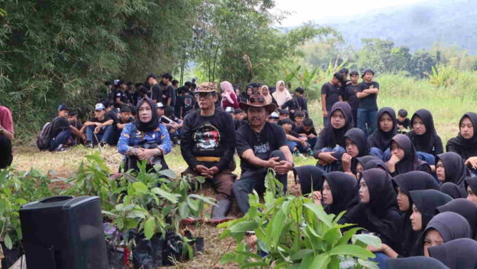 Syukuran Kelulusan dengan Tanam Pohon, Nanang Permana Beri Apresiasi ke SMPN 2 Panumbangan Ciamis