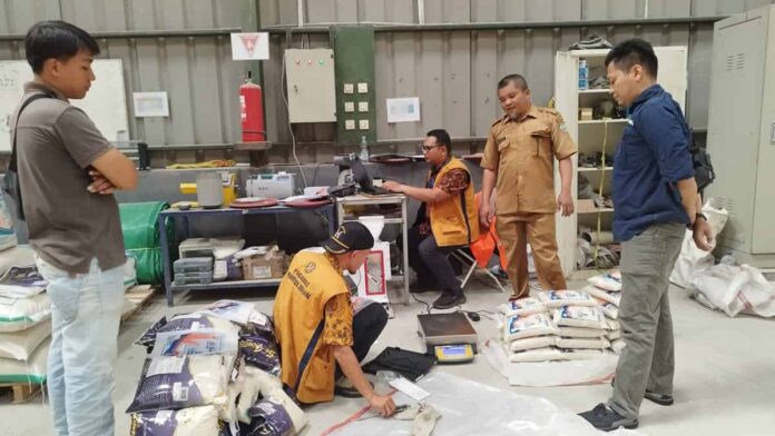 DKUKMP Ciamis dan Direktorat Metrologi Kementerian Perdagangan Sidak ke Produsen Beras Kemasan, Ini Hasilnya!