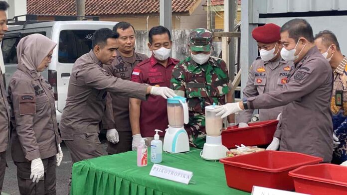 Kejari Ciamis Musnahkan Barang Bukti 75 Perkara, Termasuk Narkotika dan Senpi Rakitan