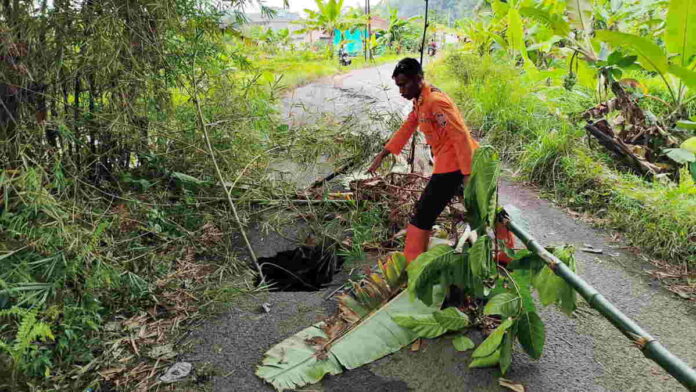 Kendaraan Roda 4 Tidak Bisa Lalui Jalan di Sukamaju Ciamis karena Ambles