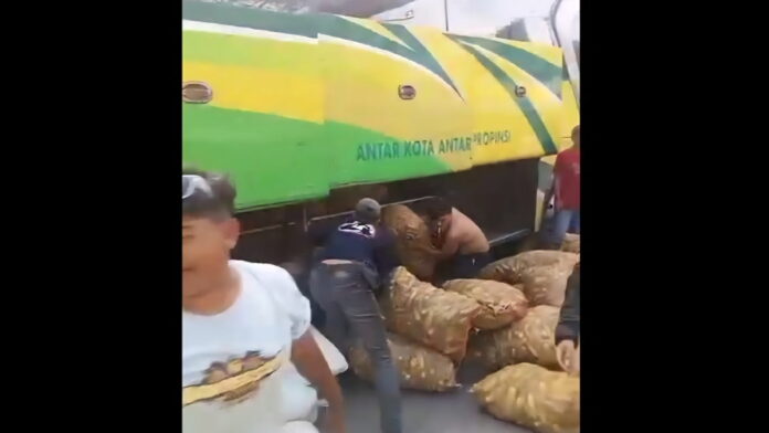 Protes Aturan ODOL di Garut, Sopir Truk Sweeping Bus yang Angkut Hasil Bumi
