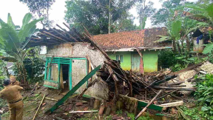Akibat Lapuk Dimakan Usia, Rumah Seorang Warga di Ciamis Ambruk