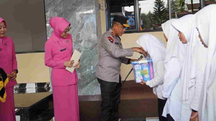 Sentuh Hati Anak Yatim Piatu, Polda Jabar Bakti Sosial di Tasikmalaya