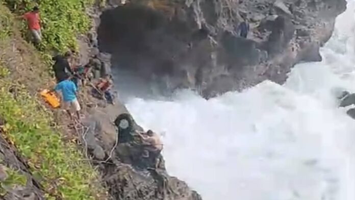 Tiga Wisatawan Tenggelam di Pantai Puncak Guha Garut, Aksi Penyelamatan Berlangsung Dramatis