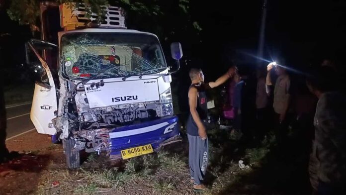 Truk Box Hantam Pohon Mahoni di Sumedang: Kendaraan Ringsek, Sopir Terjepit