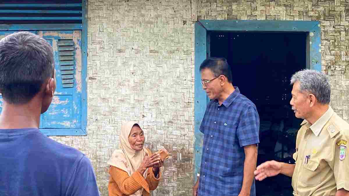 Bupati Ciamis Serahkan Bantuan Renovasi untuk 7 Rumah Tidak Layak Huni di Banjarsari Bupati Ciamis Serahkan Bantuan Renovasi untuk 7 Rumah Tidak Layak Huni di Banjarsari