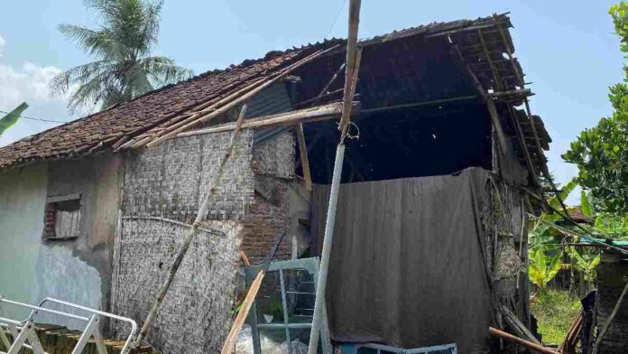 Bupati Herdiat Sunarya Bantu Janda Lansia di Banjarsari Ciamis Renovasi Rumah Nyaris Roboh