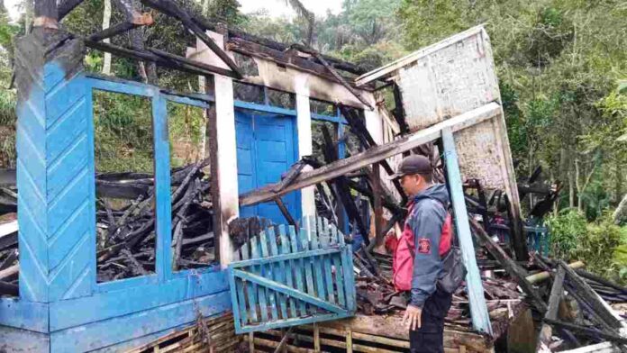 Diduga Akibat Charger HP Dibiarkan Terpasang di Colokan Listrik, Rumah Panggung di Tasikmalaya Terbakar