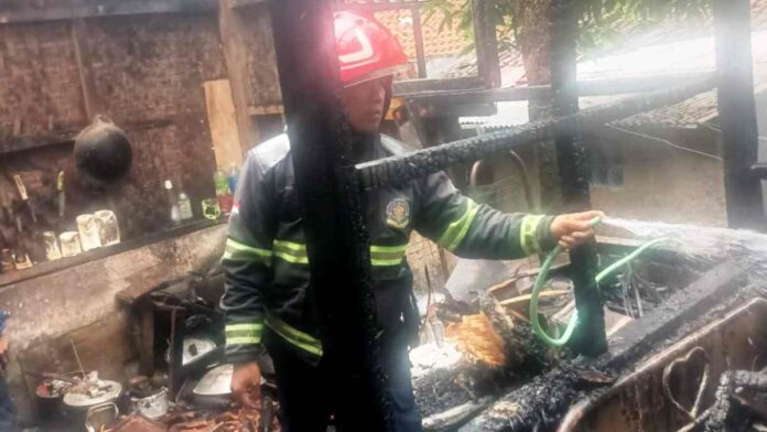 Diduga Akibat Kebocoran Gas Elpiji, Rumah Semi Permanen di Ganeas Sumedang Terbakar