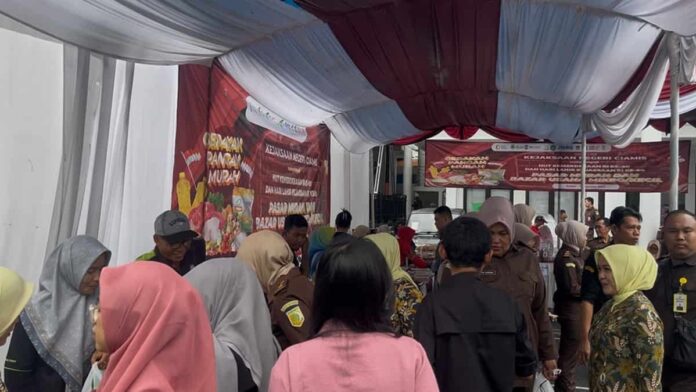 Hujan Tak Surutkan Antusias Warga, Pasar Murah Kejari Ciamis Diserbu Pembeli