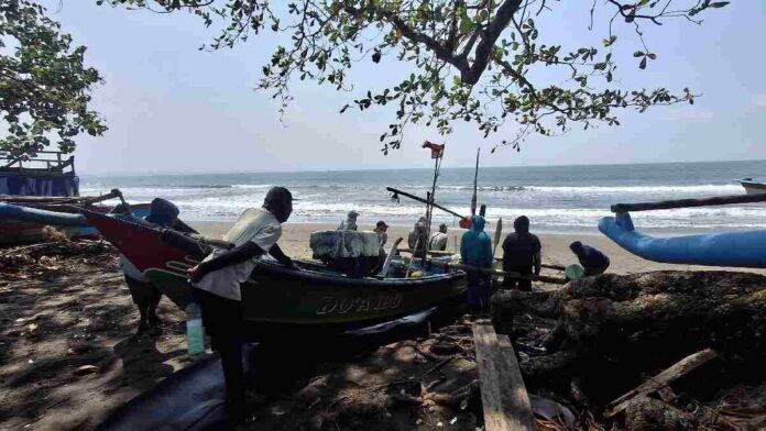 Abrasi Pantai Batukaras Pangandaran Bikin Nelayan Bingung Sandarkan Perahu
