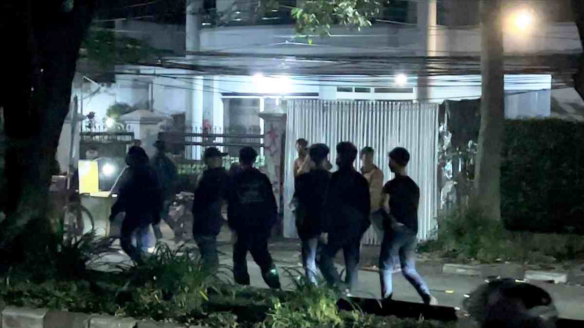 Aksi Demonstrasi Mahasiswa di Depan Gedung DPRD Jawa Barat Berubah Menjadi Massa Berpakaian Serba Hitam. Aksi Demonstrasi Mahasiswa di Depan Gedung DPRD Jawa Barat Berubah Menjadi Massa Berpakaian Serba Hitam.