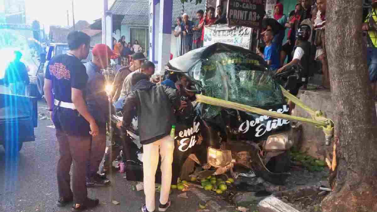 Aksi Cepat Damkar Ciamis Menyelamatkan Korban Kecelakaan Terjepit Mobil