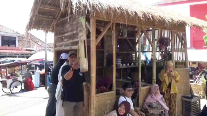 Alun-Alun Tegalkalong Sumedang Disulap Jadi Kampung Tempo Dulu, Warga Antusias