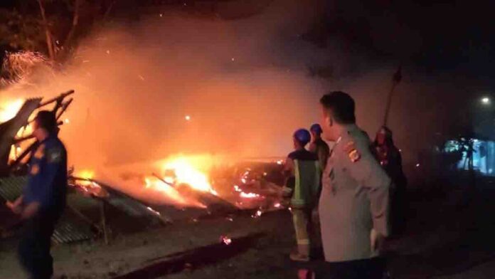 Diduga Akibat Korsleting Listrik, 4 Rumah di Pameungpeuk Garut Ludes Terbakar 